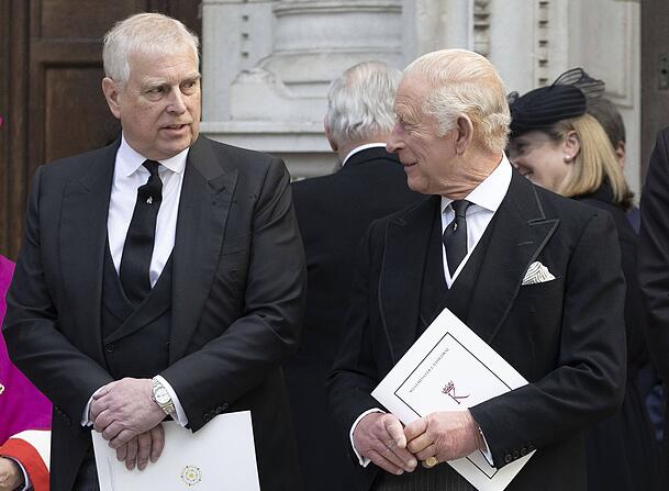 Prinz Andrew (li.) wird seine royalen Titel nicht länger nutzen. Ob ihm König Charles schon bald auch den Titel "Duke of York" aberkennt? Prinz Andrew (li.) wird seine royalen Titel nicht länger nutzen. Ob ihm König Charles schon bald auch den Titel "Duke of York" aberkennt?