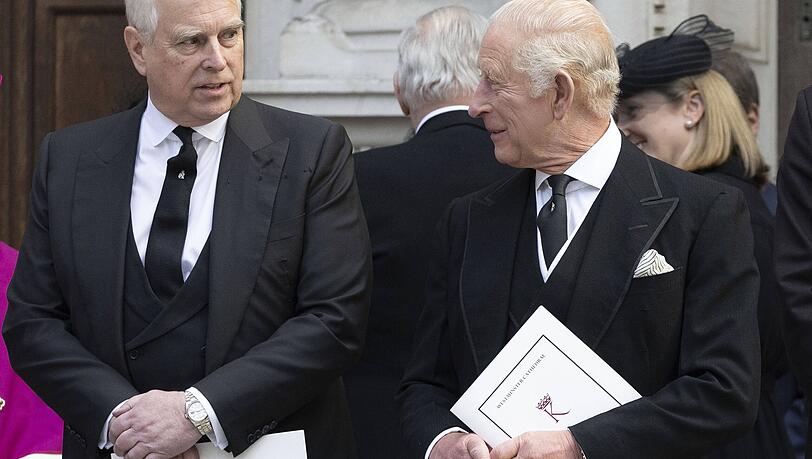 Prinz Andrew (li.) wird seine royalen Titel nicht länger nutzen. Ob ihm König Charles schon bald auch den Titel "Duke of York" aberkennt? Prinz Andrew (li.) wird seine royalen Titel nicht länger nutzen. Ob ihm König Charles schon bald auch den Titel "Duke of York" aberkennt?