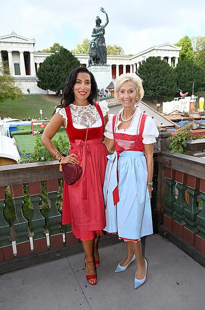 Im roten Partner-Look: "Höhle der Löwen"-Star Tijen Onaran (l.) und CeU-Präsidentin Kristina Tröger beim "Ladies-Lunch" im Käferzelt. Im roten Partner-Look: "Höhle der Löwen"-Star Tijen Onaran (l.) und CeU-Präsidentin Kristina Tröger beim "Ladies-Lunch" im Käferzelt.