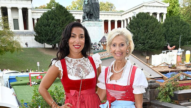 Im roten Partner-Look: "Höhle der Löwen"-Star Tijen Onaran (l.) und CeU-Präsidentin Kristina Tröger beim "Ladies-Lunch" im Käferzelt. Im roten Partner-Look: "Höhle der Löwen"-Star Tijen Onaran (l.) und CeU-Präsidentin Kristina Tröger beim "Ladies-Lunch" im Käferzelt.