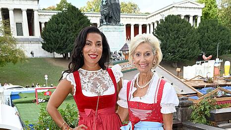Im roten Partner-Look: "H&ouml;hle der L&ouml;wen"-Star Tijen Onaran (l.) und CeU-Pr&auml;sidentin Kristina Tr&ouml;ger beim "Ladies-Lunch" im K&auml;ferzelt.