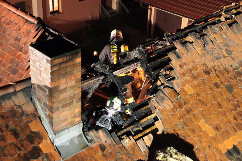 Ein Dachstuhl in Mettenheim steht in Flammen. Die Feuerwehr rückt mitten in der Nacht zum Löschen an. Die Bilder vom Einsatz.