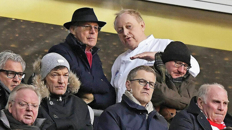 "Kaiser" Franz Beckenbauer (oben li.) in der Allianz Arena im Gespräch mit Star-Koch Alfons Schubeck, vorne rechts Bayern-Präsident Uli Hoeneß.