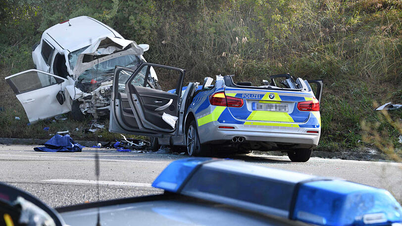 Trümmerfeld auf der B15: Die beiden Fahrzeuge haben einen Totalschaden.