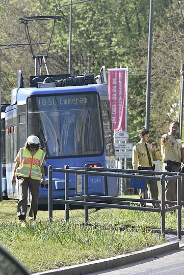 Die Tram erfasste den Fußgänger.