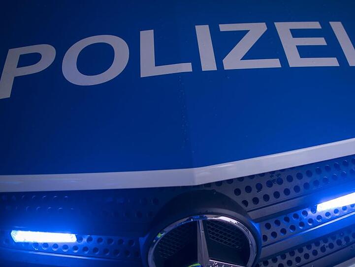 Der Schriftzug "Polizei" ist auf einem Streifenwagen zu sehen. Foto: Jens Büttner/dpa-Zentralbild/ZB/Symbolbild