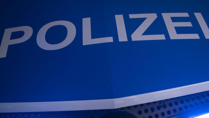 Der Schriftzug "Polizei" ist auf einem Streifenwagen zu sehen. Foto: Jens Büttner/dpa-Zentralbild/ZB/Symbolbild Der Schriftzug "Polizei" ist auf einem Streifenwagen zu sehen. Foto: Jens Büttner/dpa-Zentralbild/ZB/Symbolbild