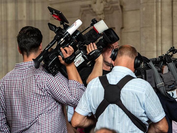 Auch Journalisten haben sich zur Fortführung des Prozesses vor dem Verhandlungssaal eingefunden.