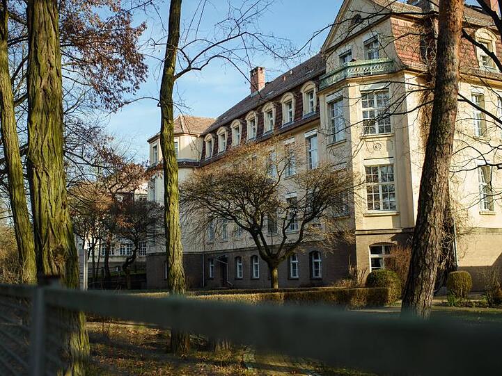 Die in der DRK-Klinik in Berlin-Köpenick untergebrachten China-Rückkehrer sind einer ersten Untersuchung zufolge nicht mit dem Coronavirus infiziert.