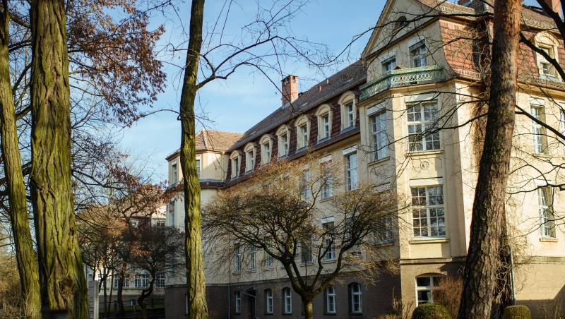 Die in der DRK-Klinik in Berlin-Köpenick untergebrachten China-Rückkehrer sind einer ersten Untersuchung zufolge nicht mit dem Coronavirus infiziert. Die in der DRK-Klinik in Berlin-Köpenick untergebrachten China-Rückkehrer sind einer ersten Untersuchung zufolge nicht mit dem Coronavirus infiziert.