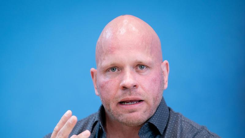 Intensivpfleger Ricardo Lange spricht über seine Arbeot während der Corona-Pandemie.