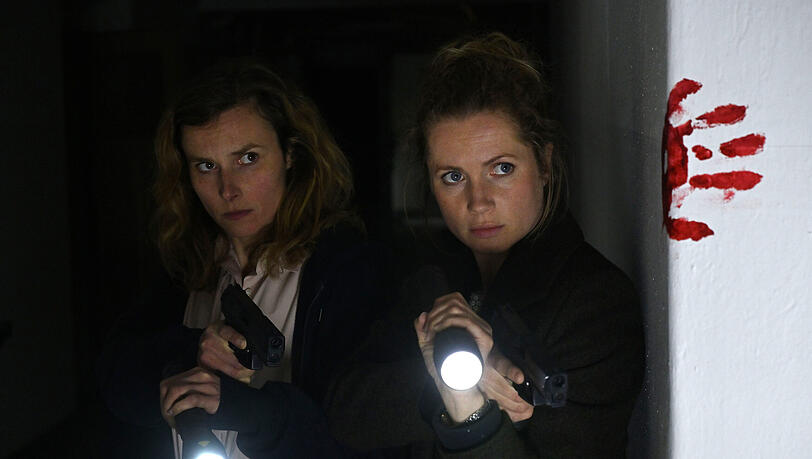 Karin Gorniak (Karin Hanczewski) und Leonie Winkler (Cornelia Gröschel) im Haus der Fischers. Der blutige Handabdruck verheißt nichts Gutes.