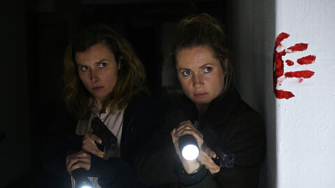 Karin Gorniak (Karin Hanczewski) und Leonie Winkler (Cornelia Gröschel) im Haus der Fischers. Der blutige Handabdruck verheißt nichts Gutes.