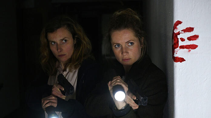 Karin Gorniak (Karin Hanczewski) und Leonie Winkler (Cornelia Gröschel) im Haus der Fischers. Der blutige Handabdruck verheißt nichts Gutes.
