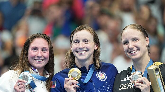 Isabel Gose mit ihrer Bronzemedaille neben US-Schwimmstar Katie Ledecky.