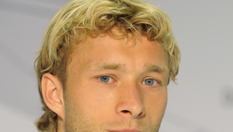 Der Leverkusener Simon Rolfes wird bei der WM 2010 nicht dabei sein, eine Knieverletzung verhindert seine Teilnahme Der Leverkusener Simon Rolfes wird bei der WM 2010 nicht dabei sein, eine Knieverletzung verhindert seine Teilnahme