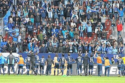 Die Löwen feiern gemeinsam mit ihren Fans den Derby-Sieg in Augsburg. Der Zusammenhalt unter den Blauen soll noch größer werden. Als Vorbild dient ihnen der FC St. Pauli, der in der vergangenen Saison aufgestiegen ist.