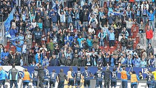 Die Löwen feiern gemeinsam mit ihren Fans den Derby-Sieg in Augsburg. Der Zusammenhalt unter den Blauen soll noch größer werden. Als Vorbild dient ihnen der FC St. Pauli, der in der vergangenen Saison aufgestiegen ist. Die Löwen feiern gemeinsam mit ihren Fans den Derby-Sieg in Augsburg. Der Zusammenhalt unter den Blauen soll noch größer werden. Als Vorbild dient ihnen der FC St. Pauli, der in der vergangenen Saison aufgestiegen ist.