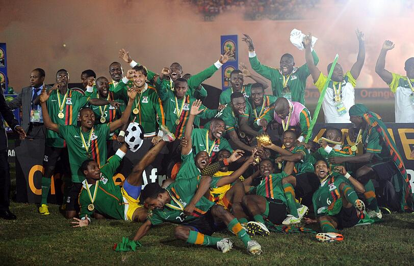 Die Außenseiter jubeln: Sambias Nationalmannschaft feiert den Gewinn des Afrika-Cups, im Finale besiegte das Team die Elfenbeinküste.
