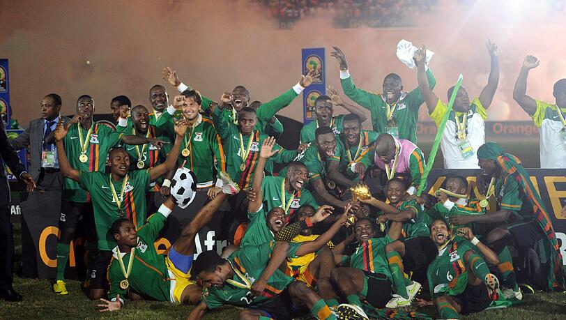 Die Außenseiter jubeln: Sambias Nationalmannschaft feiert den Gewinn des Afrika-Cups, im Finale besiegte das Team die Elfenbeinküste. Die Außenseiter jubeln: Sambias Nationalmannschaft feiert den Gewinn des Afrika-Cups, im Finale besiegte das Team die Elfenbeinküste.