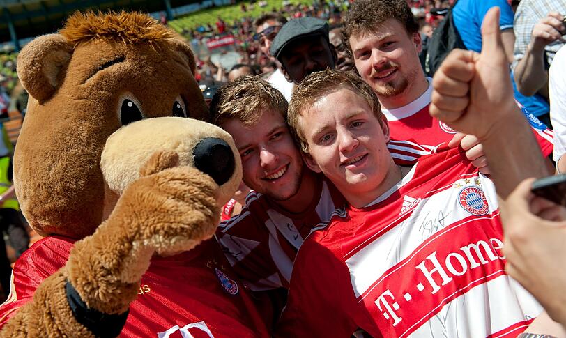 Jubeln mit dem Bär: Die Bayern-Fans feiern schon vor dem Spiel ausgelassen! Hoffen wir, dass die Partynacht heute in rot-weiß weitergeht. Hier gibts schon mal die wildesten Party-Pics der Bayern-Fans zum Durchklicken!