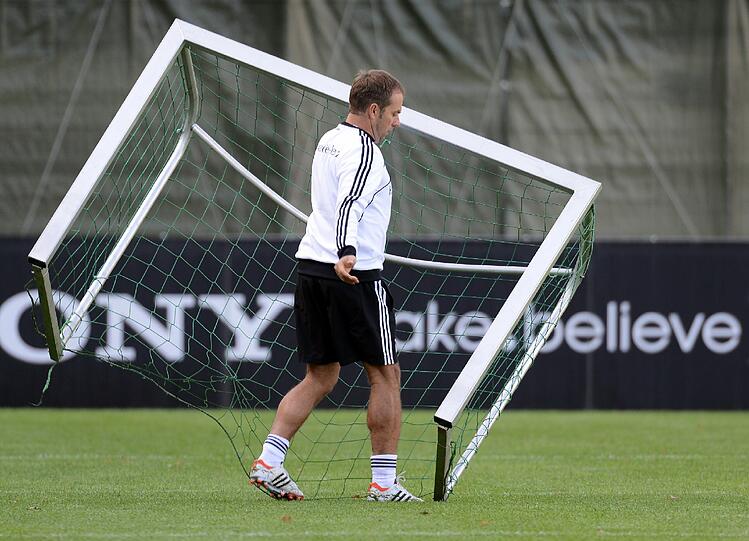 Am Freitag warten Giovanni Trappatoni und seine Iren auf die DFB-Kicker. Sehen Sie hier die aktuellen Bilder vom Training der Nationalelf.