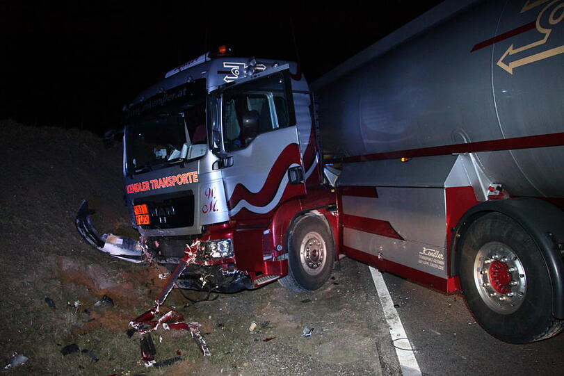 Bilder des schweren Verkehrsunfalls im Landkreis Mühlendorf am Inn mit einem Toten und zwei Schwerverletzten.