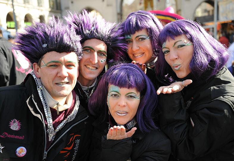 Faschingstreiben am Rosenmontag in der Fußgängerzone.