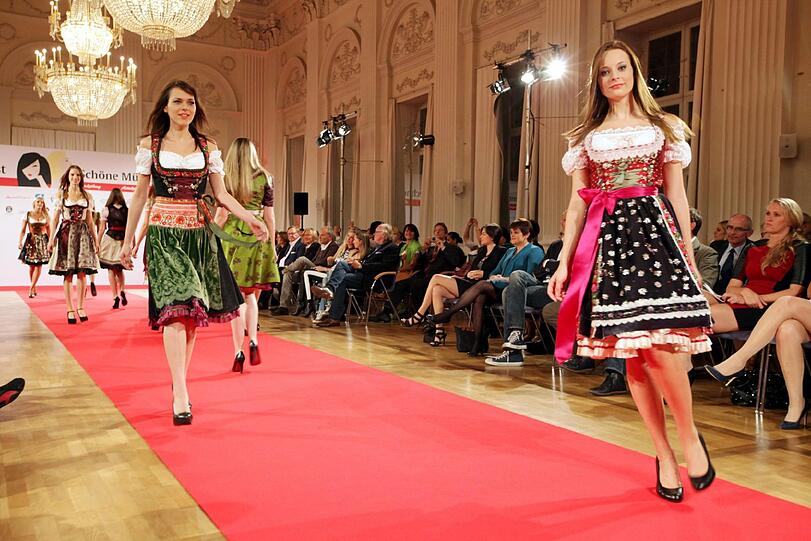 Daphne und Anne, Finalistinnen von 2013, im Paltinger-Dress. Auch heuer stattet die Designerin wieder einen Durchgang aus.