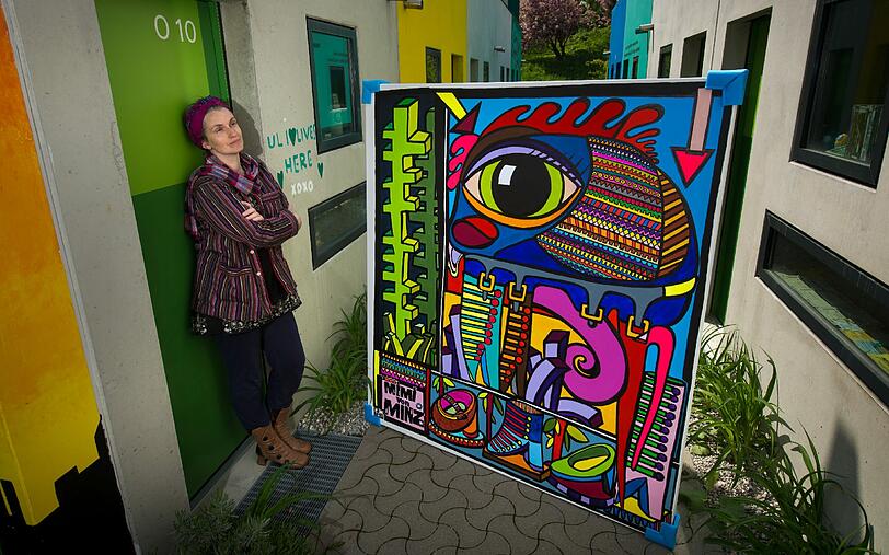 Pop-Art &ndash; das ist ihr Metier: Mimi von Minz neben einem ihrer Werke. Die Pop-Art-Figuren mit den großen Augen hat sie &bdquo;Meerbinzer&ldquo; getauft. Das Foto stammt von Joerg Koch.