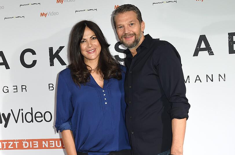 Die schwangere Bettina Zimmermann und ihr Freund Kai Wiesinger stehen für die Web-Serie "Der Lack ist ab" gemeinsam vor der Kamera.