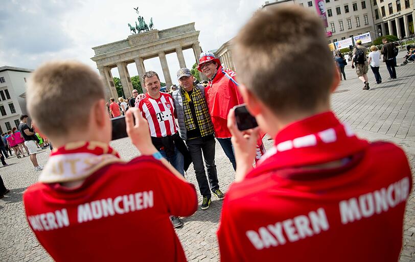 Vor dem DFB-Pokalfinale ist die Berliner Innenstadt von Dortmund und Bayern-Fans belagert. Die Bilder!