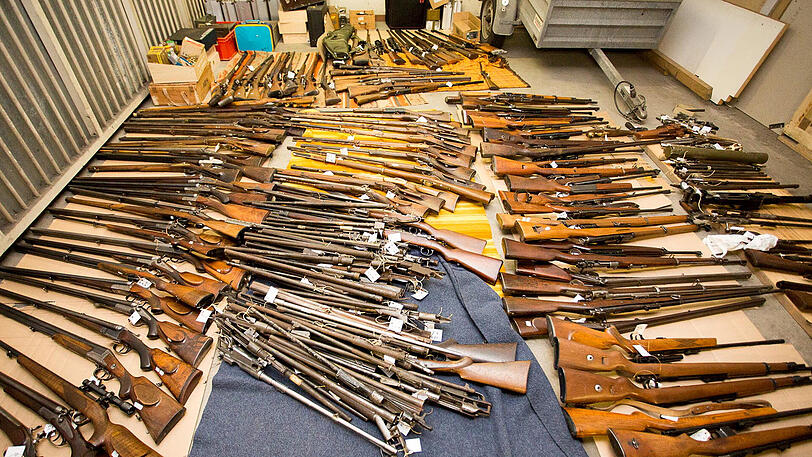 Das Foto vom 23. Mai zeigt diverse Waffen, die wenige Tage zuvor bei verschiedenen Durchsuchungsaktionen in Niederbayern sichergestellt wurden.