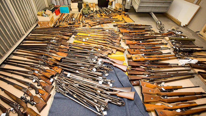 Das Foto vom 23. Mai zeigt diverse Waffen, die wenige Tage zuvor bei verschiedenen Durchsuchungsaktionen in Niederbayern sichergestellt wurden. Das Foto vom 23. Mai zeigt diverse Waffen, die wenige Tage zuvor bei verschiedenen Durchsuchungsaktionen in Niederbayern sichergestellt wurden.
