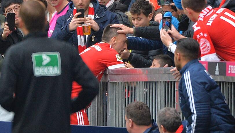 Sucht die Nähe zu den Fans: Franck Ribéry nach seinem Führungstreffer zum 1:0. Sucht die Nähe zu den Fans: Franck Ribéry nach seinem Führungstreffer zum 1:0.