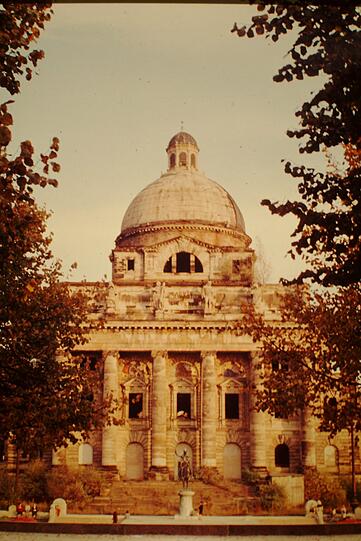 Das Armeemuseum noch als Ruine Ende der 60er Jahre.