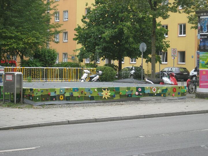 Schön bunt und ganz aus Wolle ist die Kunst am Jakob-Gelb-Platz.