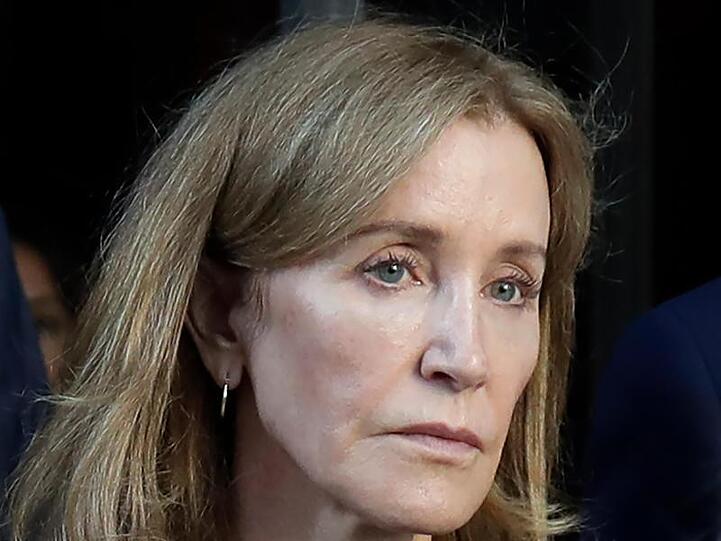 Schauspielerin Felicity Huffman verlässt das Gericht nach ihrer Verurteilung.
