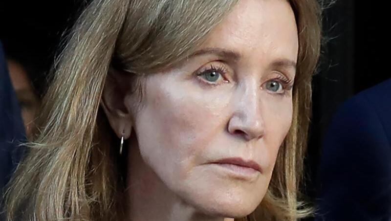 Schauspielerin Felicity Huffman verlässt das Gericht nach ihrer Verurteilung. Schauspielerin Felicity Huffman verlässt das Gericht nach ihrer Verurteilung.