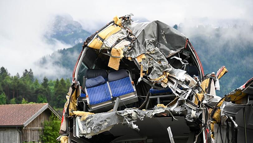 Ein zerstörter Zugwagons steht in der Nähe der Unglücksstelle auf einem Betriebshof.