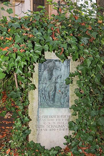 Relief von Ruth Schaumann.
