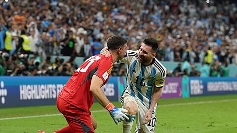 Mann des Abends: Lionel Messi (r) feiert Elmeterkiller Emiliano Martinez.