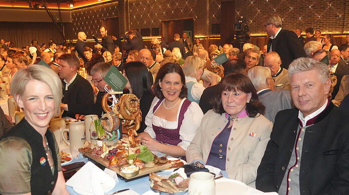 Die Stadtpolitik am Nockherberg (v. l.): die Bürgermeisterinnen Katrin Habenschaden, Verena Dietl mit OB Reiter und seiner Frau Petra.