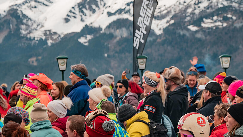 Zahlreiche Skifahrer gönnten sich eine Pause und lauschten den Klängen beim Retro-Skitag. Zahlreiche Skifahrer gönnten sich eine Pause und lauschten den Klängen beim Retro-Skitag.