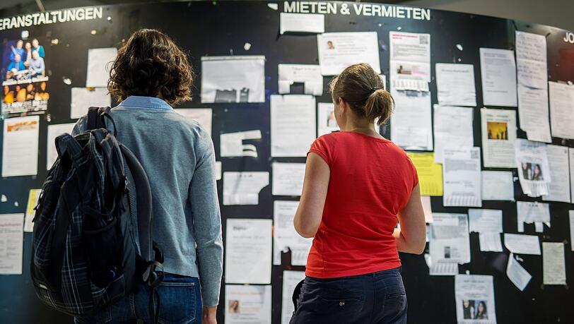 Zwei Studentinnen suchen unter Wohnungsanzeigen am Schwarzen Brett der LMU-Mensa die Nadel im Heuhaufen: eines der wenigen Mietangebote. Größtenteils hängen hier Mietgesuche. Zwei Studentinnen suchen unter Wohnungsanzeigen am Schwarzen Brett der LMU-Mensa die Nadel im Heuhaufen: eines der wenigen Mietangebote. Größtenteils hängen hier Mietgesuche.