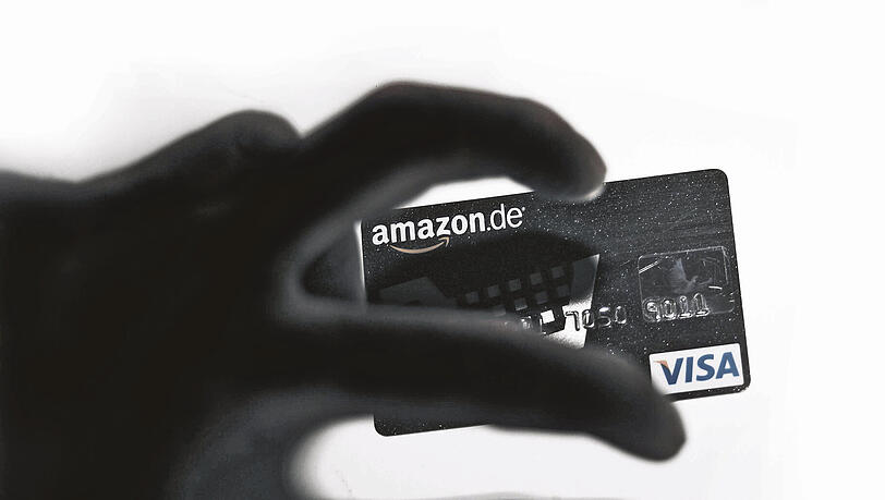 Betroffen sind auch LBB–Kunden, die ihre Kreditkarten über ADAC, Amazon und andere Partnerfirmen haben. Betroffen sind auch LBB–Kunden, die ihre Kreditkarten über ADAC, Amazon und andere Partnerfirmen haben.