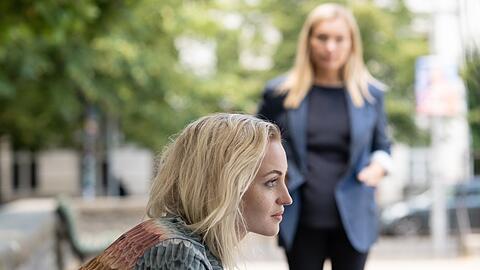 "Die Jägerin - Gegen die Wut": Judith Schrader (Nadja Uhl, r.) ist Jana Bloch (Sarah Mahita) gefolgt.