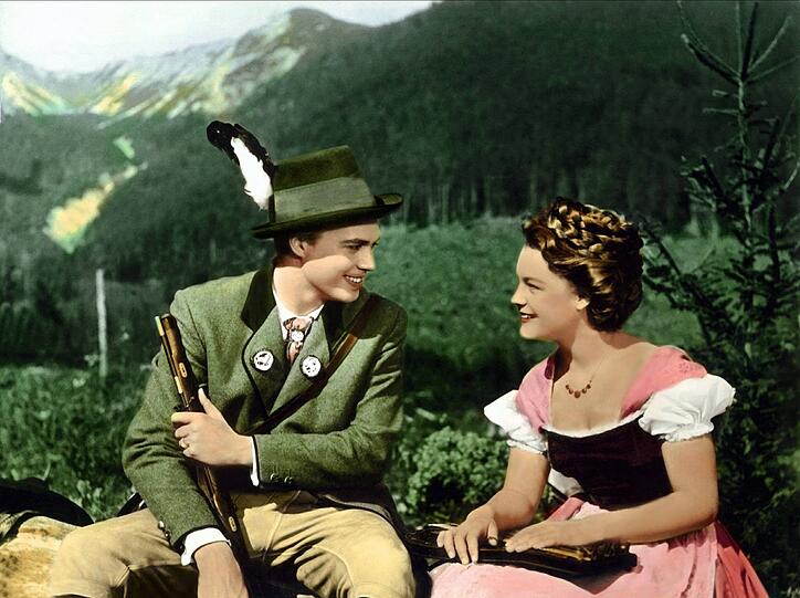 Karlheinz B&ouml;hm und Romy Schneider als Kaiser Franz Joseph und Prinzessin Elisabeth - bei der Eheanbahnung in &bdquo;Sissi&ldquo; von 1955.
