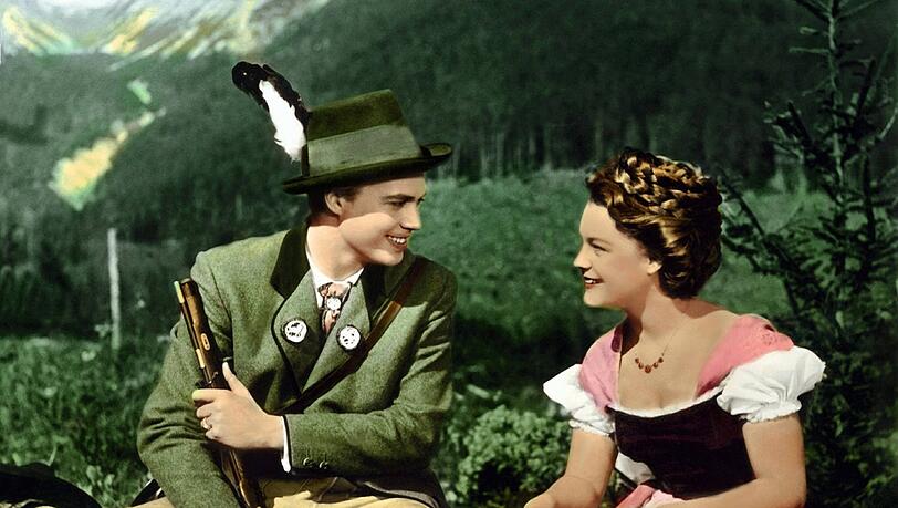 Karlheinz B&ouml;hm und Romy Schneider als Kaiser Franz Joseph und Prinzessin Elisabeth - bei der Eheanbahnung in &bdquo;Sissi&ldquo; von 1955.