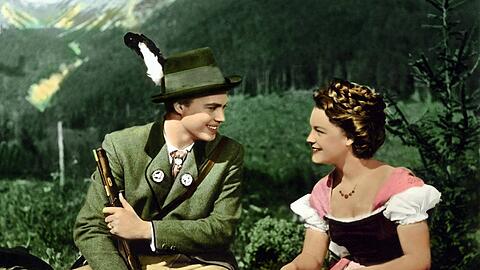 Karlheinz B&ouml;hm und Romy Schneider als Kaiser Franz Joseph und Prinzessin Elisabeth - bei der Eheanbahnung in &bdquo;Sissi&ldquo; von 1955.